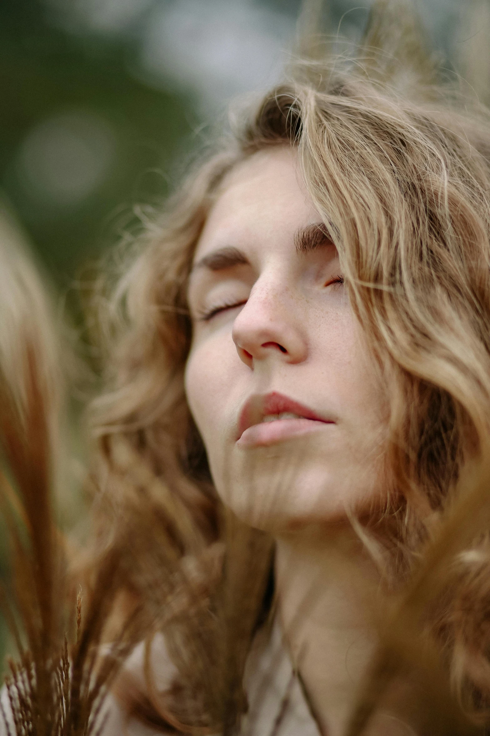 the woman is closed her eyes as she stands with her eyes closed