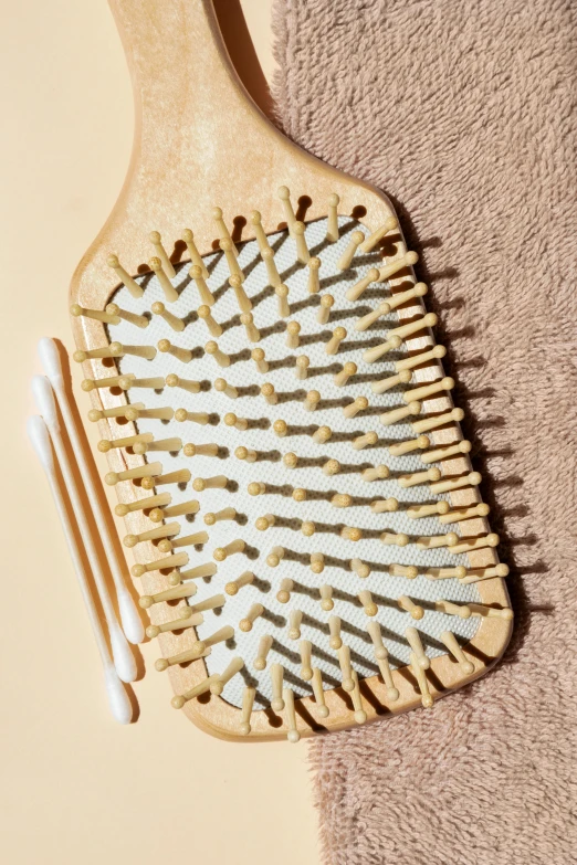 a brush with the bottom and sides of it on the towel