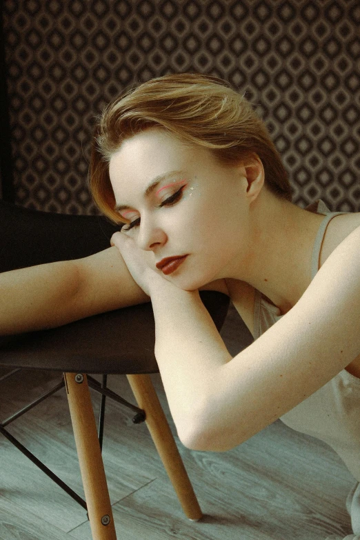 the woman is relaxing and relaxing at the table