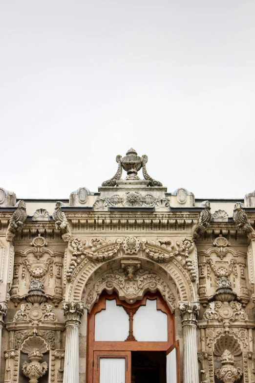 a picture of an old building that is made of stone