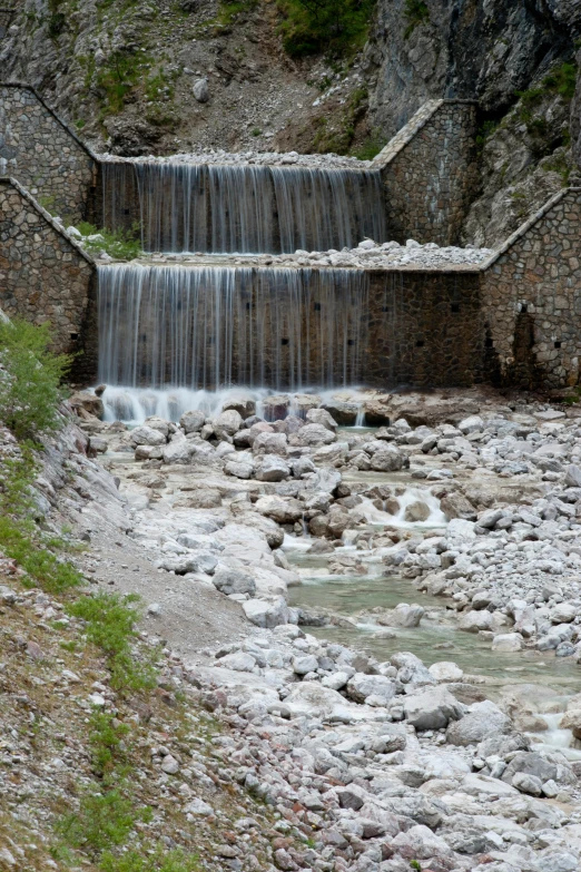 there is a small waterfall that is flowing