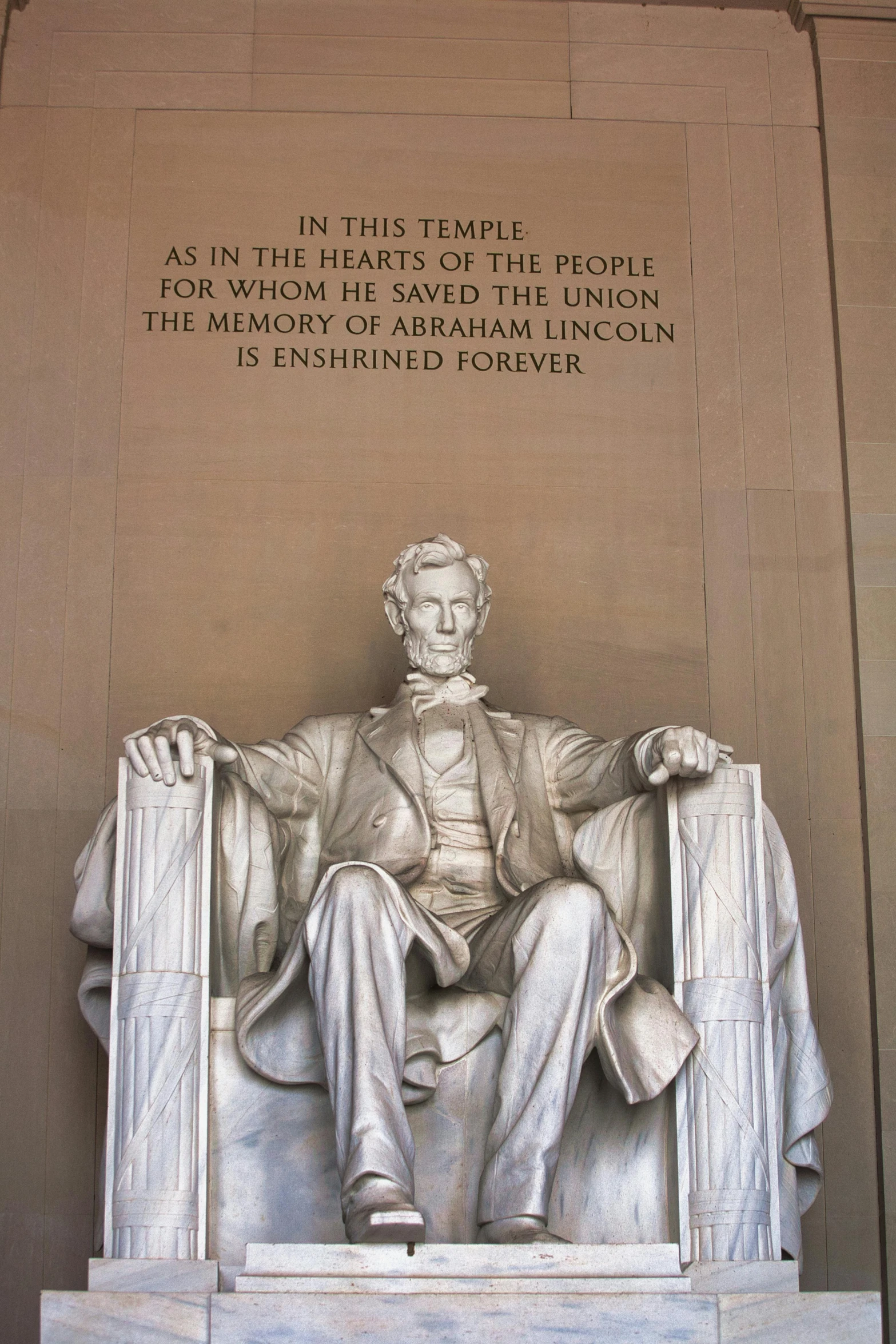 statue of aham lincoln in lincoln memorial