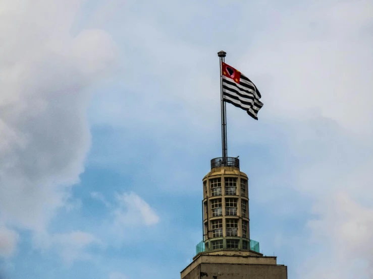 the flag of texas on top of a large building