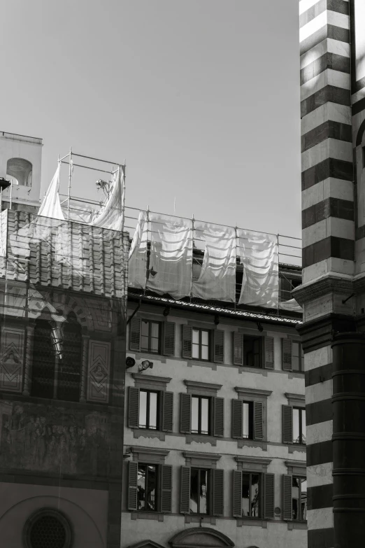 there are clothes drying on top of the buildings