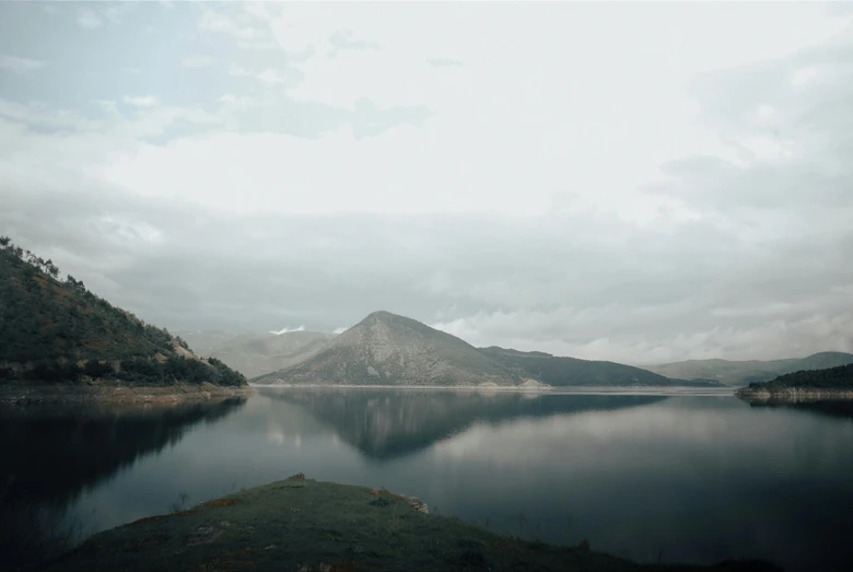 a lake that has some mountains on it