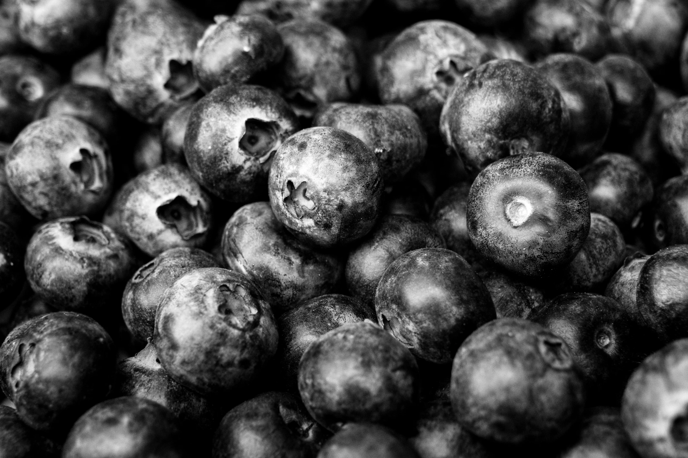 a large pile of blueberries piled together