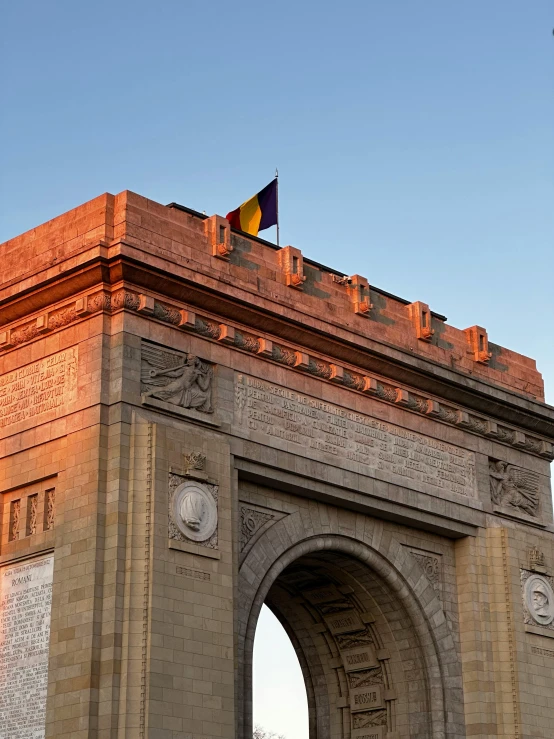 a picture of a very large arch in the city