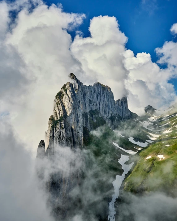 a very tall mountain in the midst of some clouds