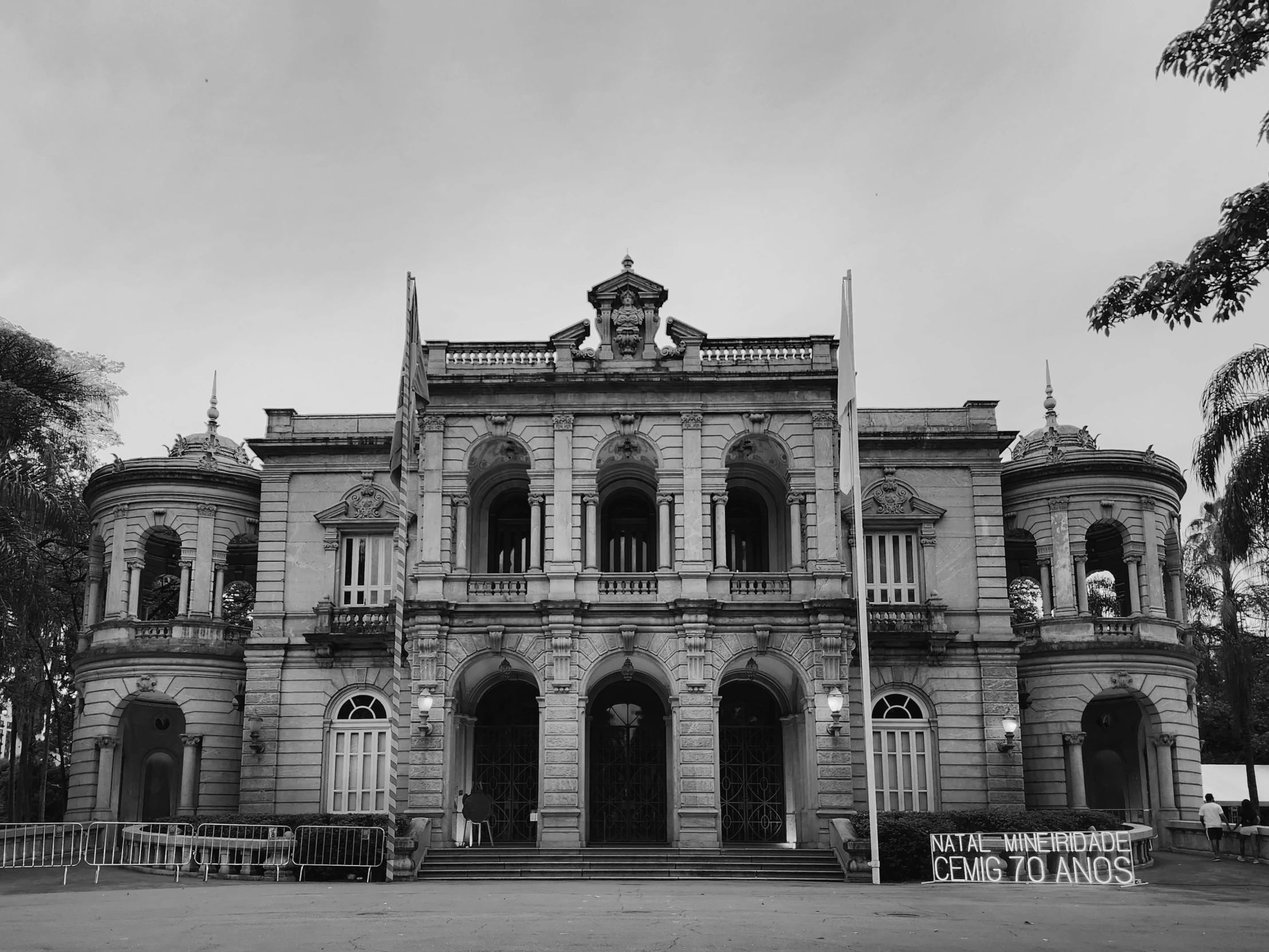 the front of an old building with many windows