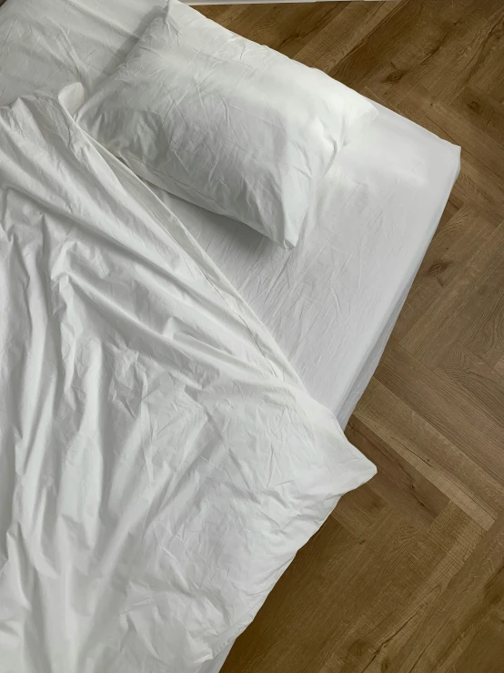 the white sheets have no ons or ons on them
