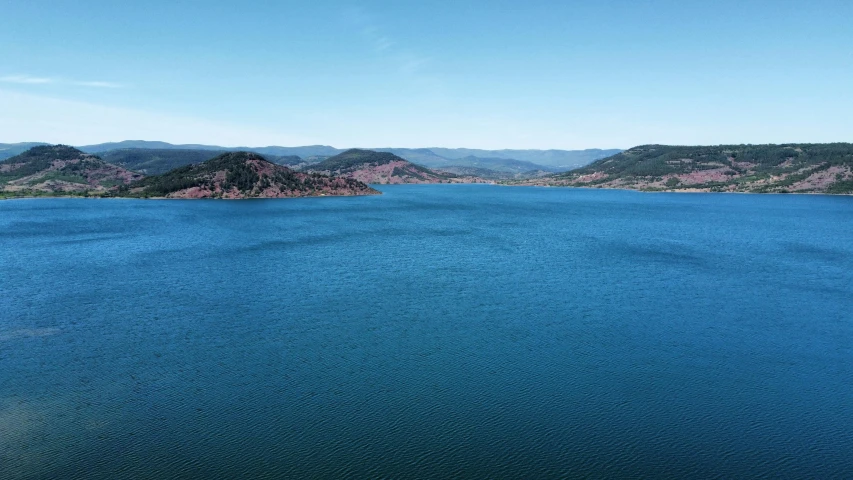 there is a lake that has a lot of blue water in it