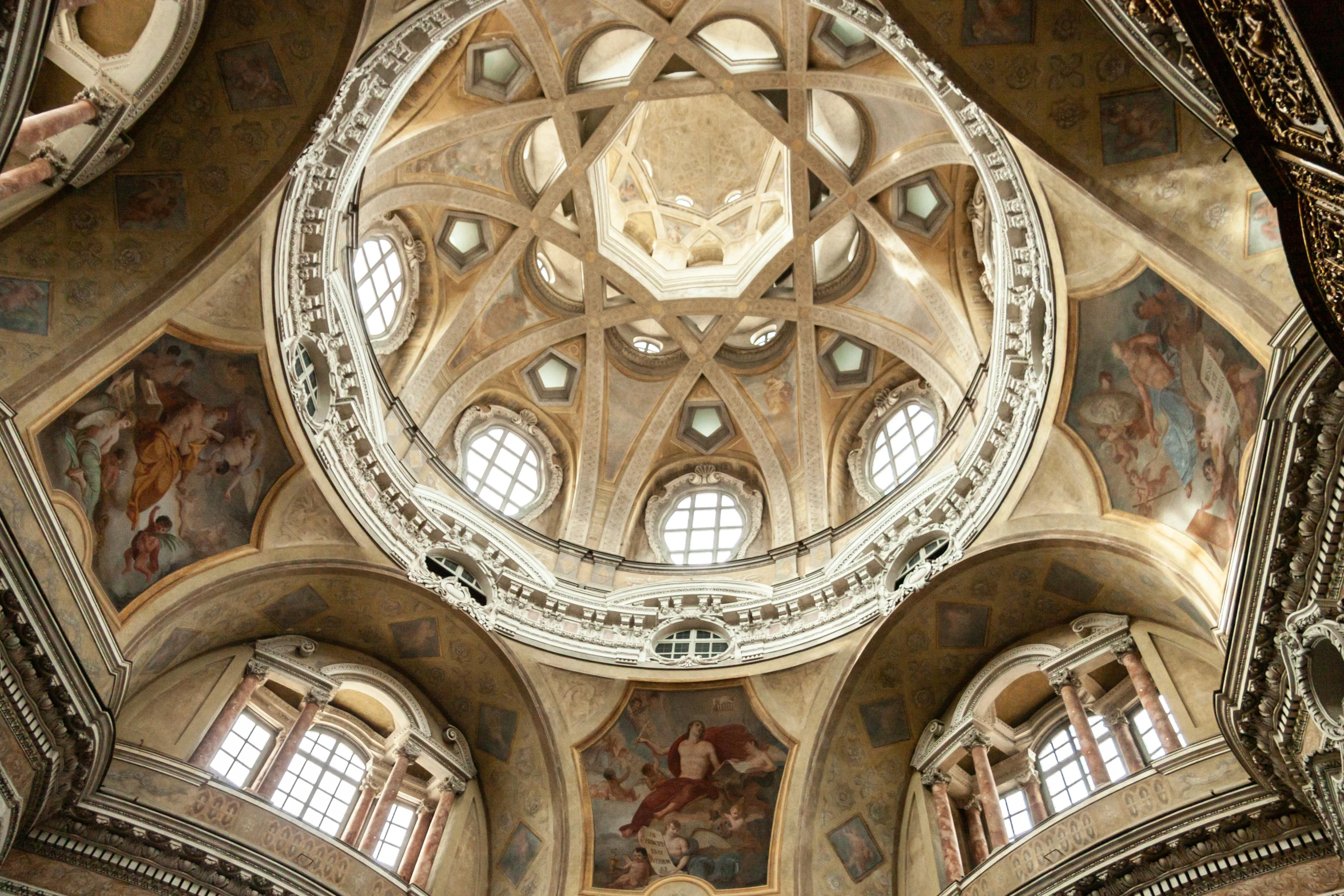 the ceiling of a building with arched windows