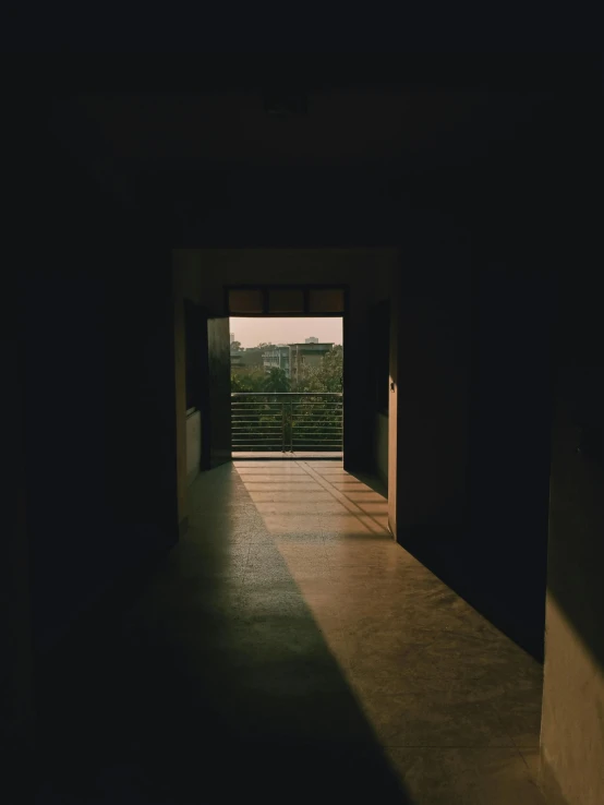 an empty hallway with no doors on the outside