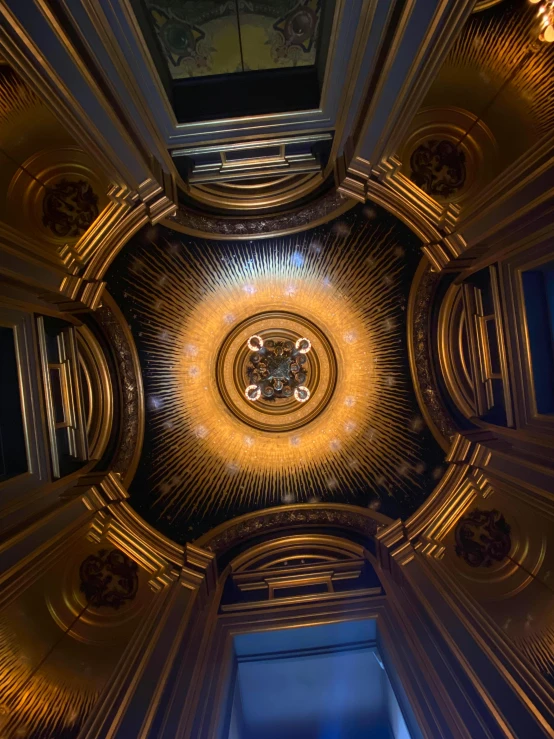 a picture of a large round ceiling in a building