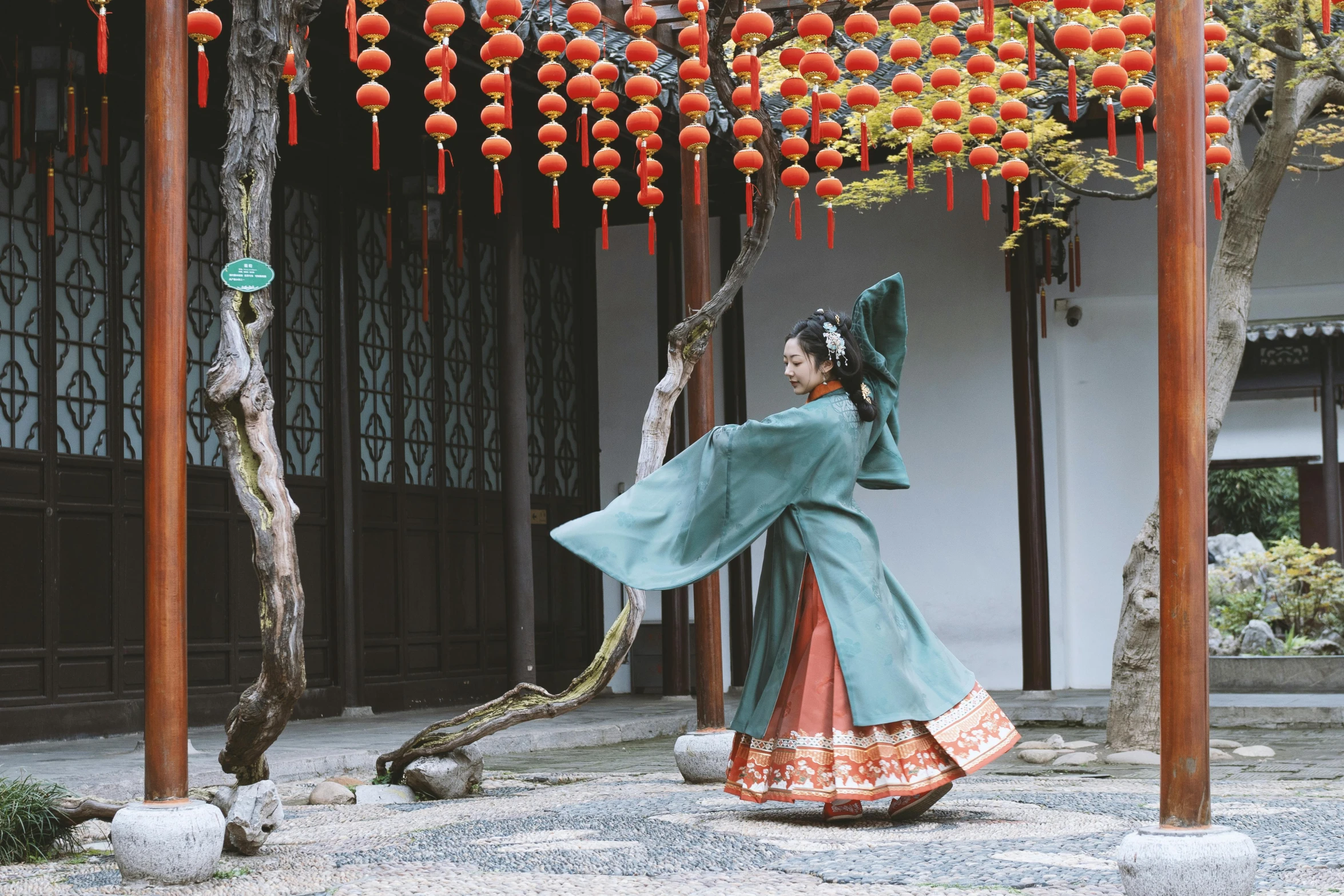 a geisha woman in traditional chinese costume dancing