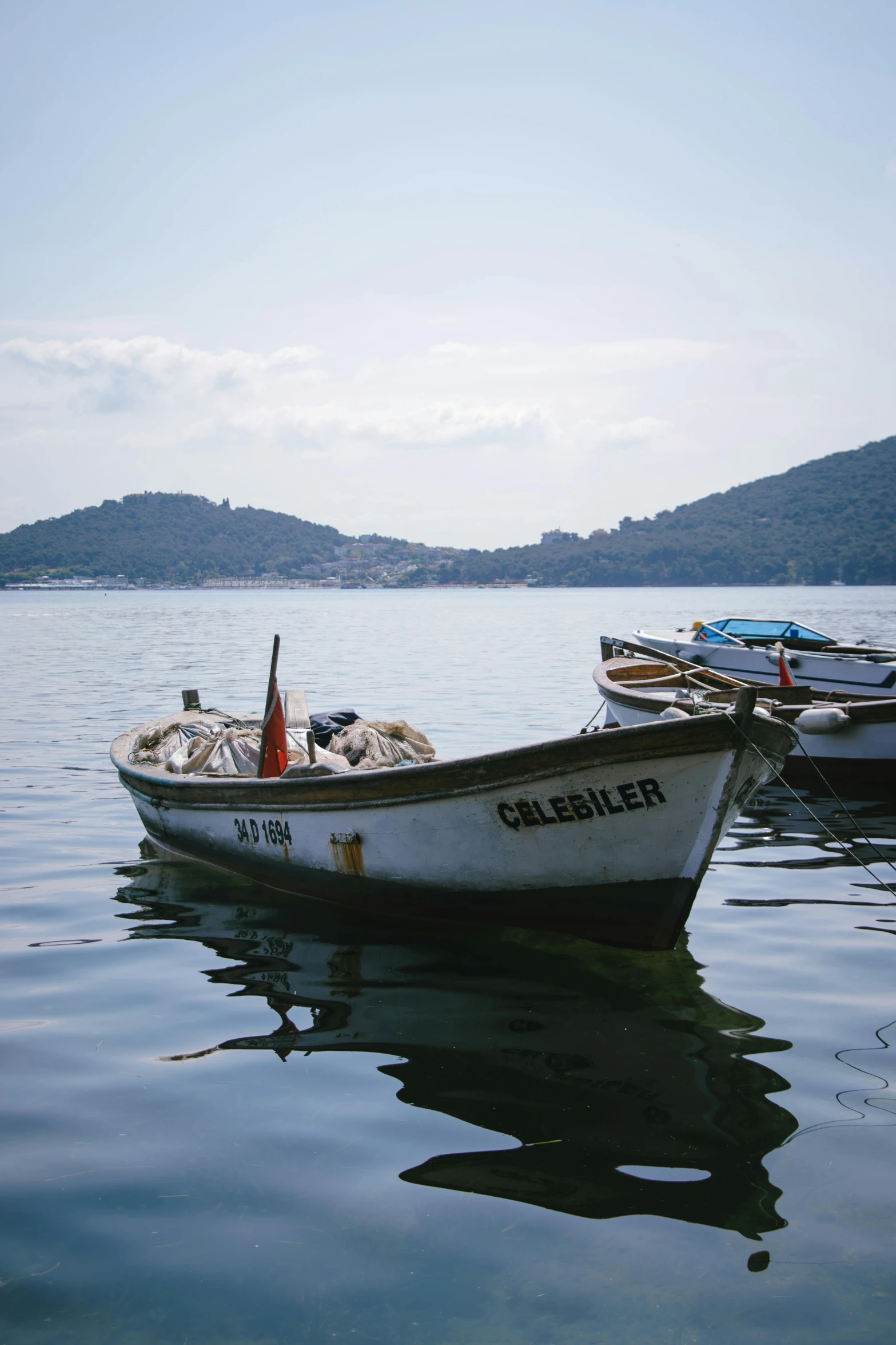 there are two small boats in the water