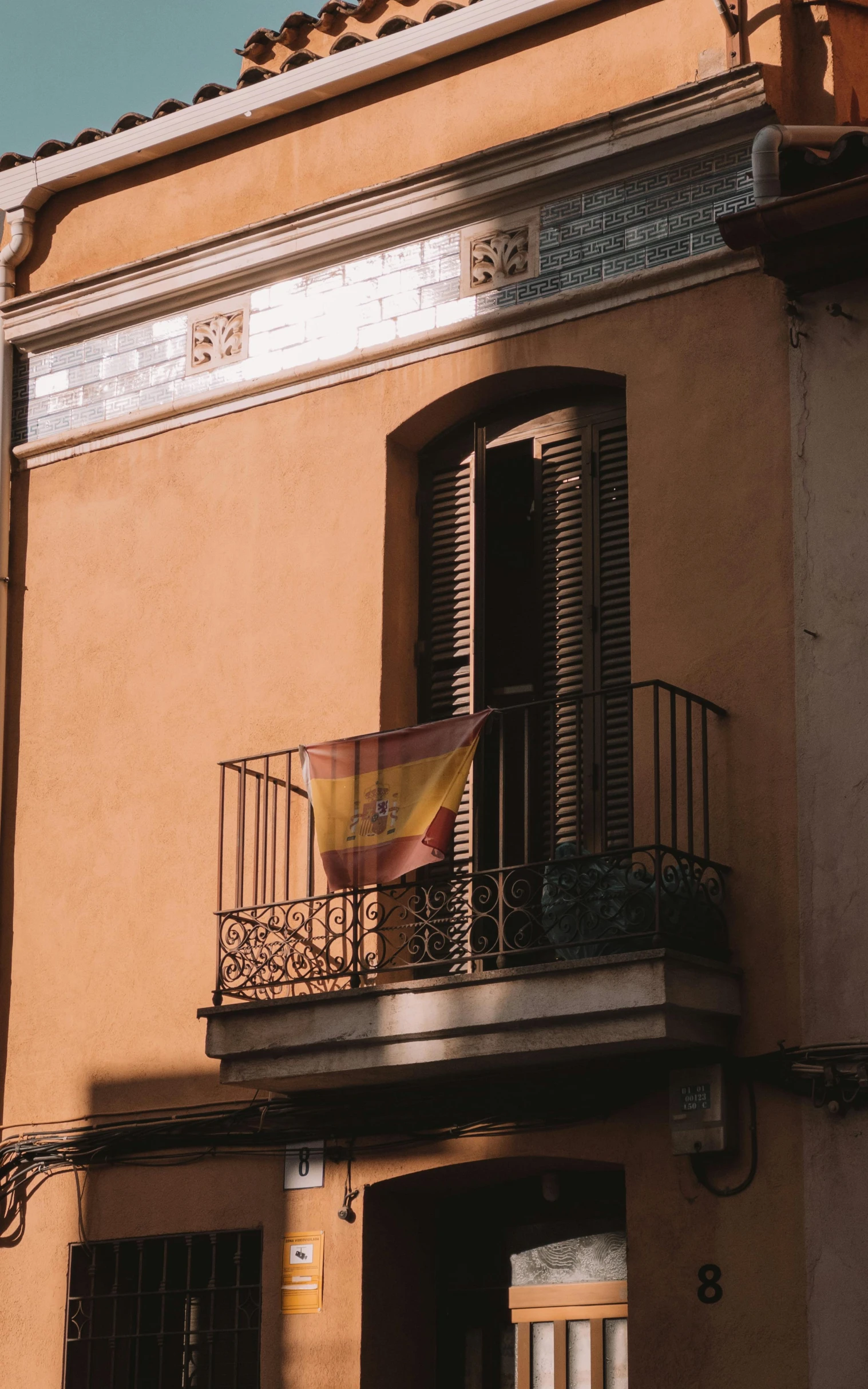 a building that has a balcony and a balconie