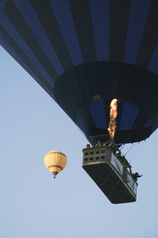 the  air balloon is flying low above the ground