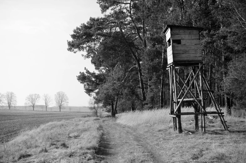 an old abandoned tree house sitting in the middle of a field