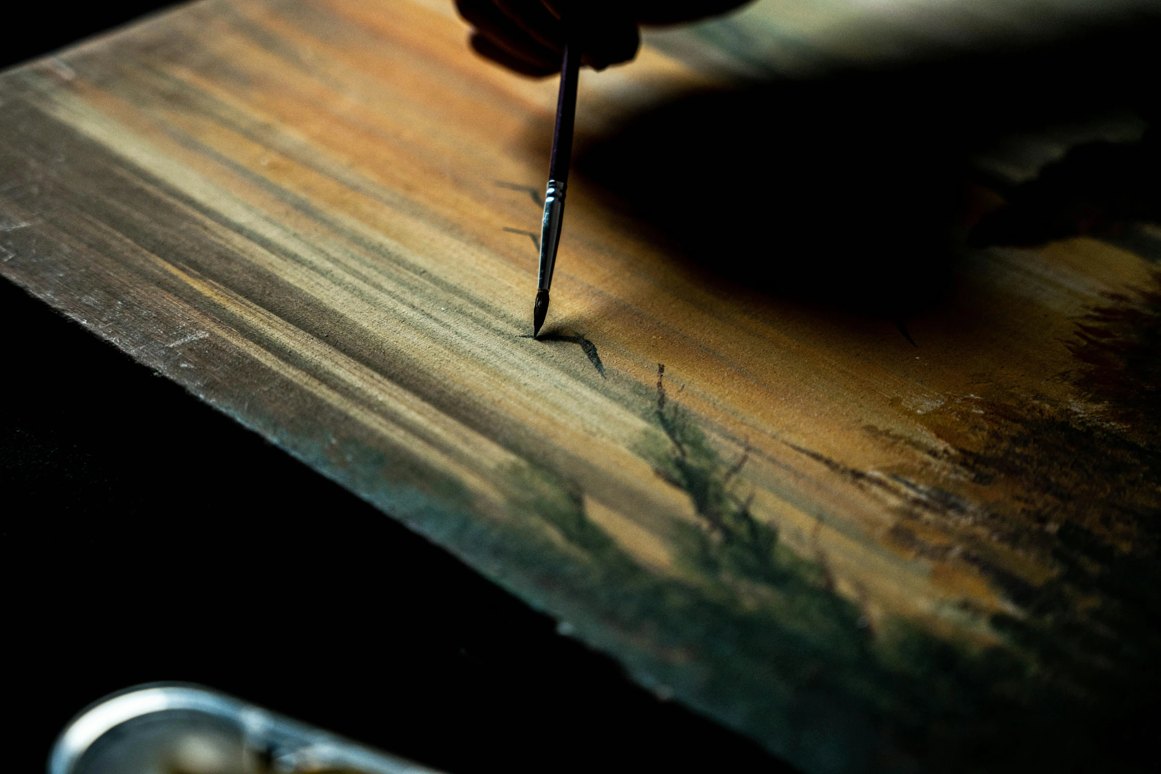 a person uses an electrical tool to fix soing on a table