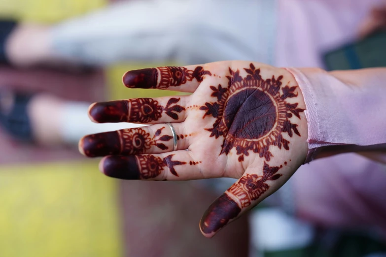 hendi ornament, hand and palm with white ring around it