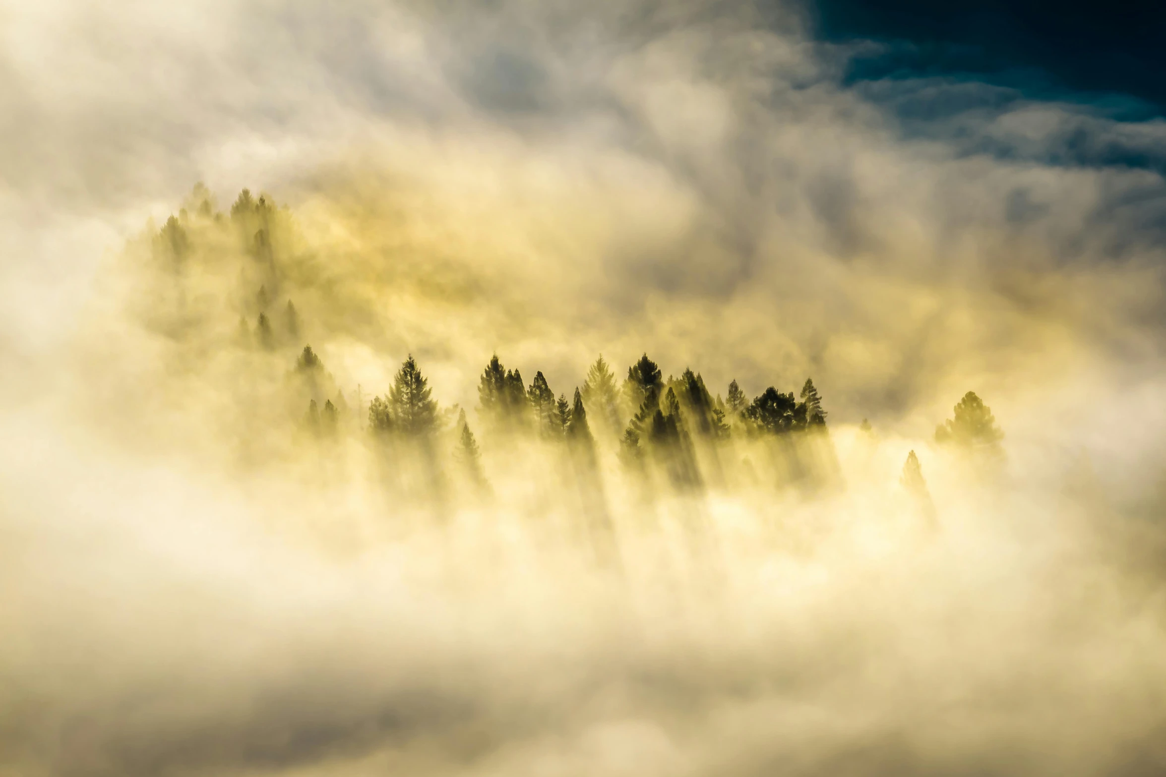 there are clouds that can be seen covering the mountain