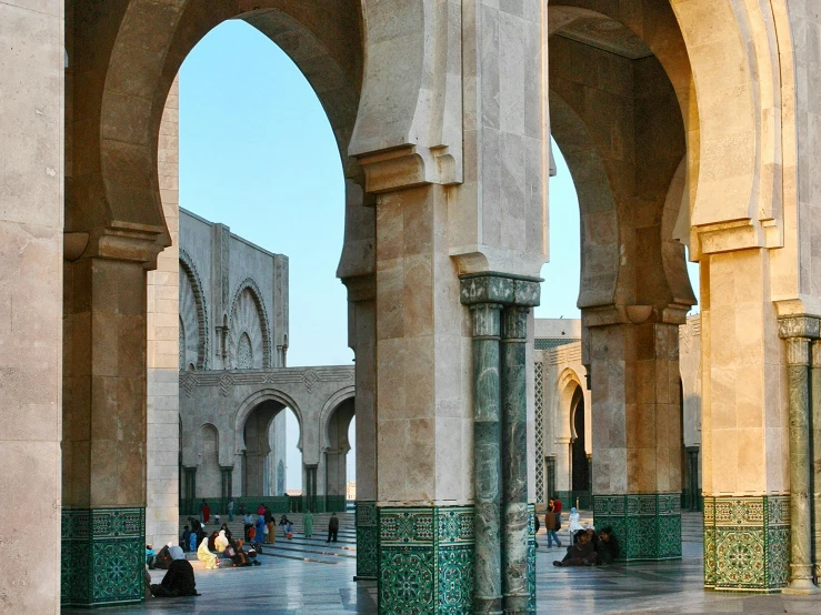 many arches that are on the side of the street