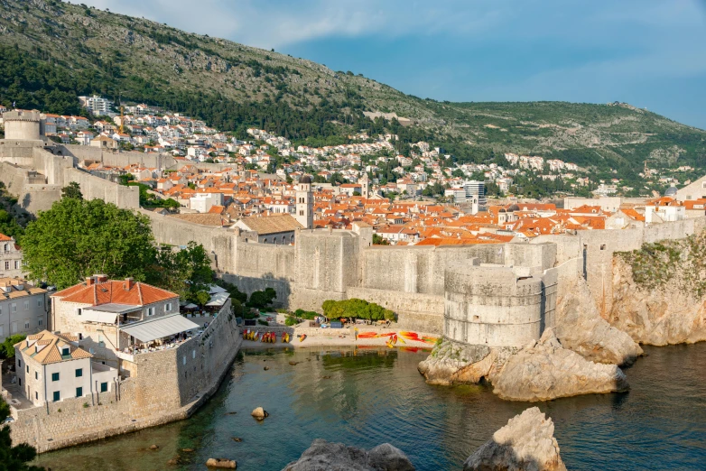 the city wall is surrounded by large, old buildings