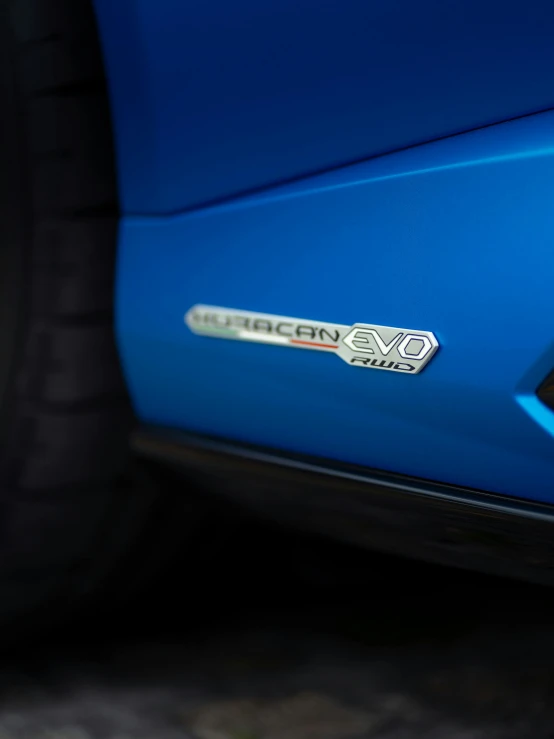 a close up view of the emblem on a blue car