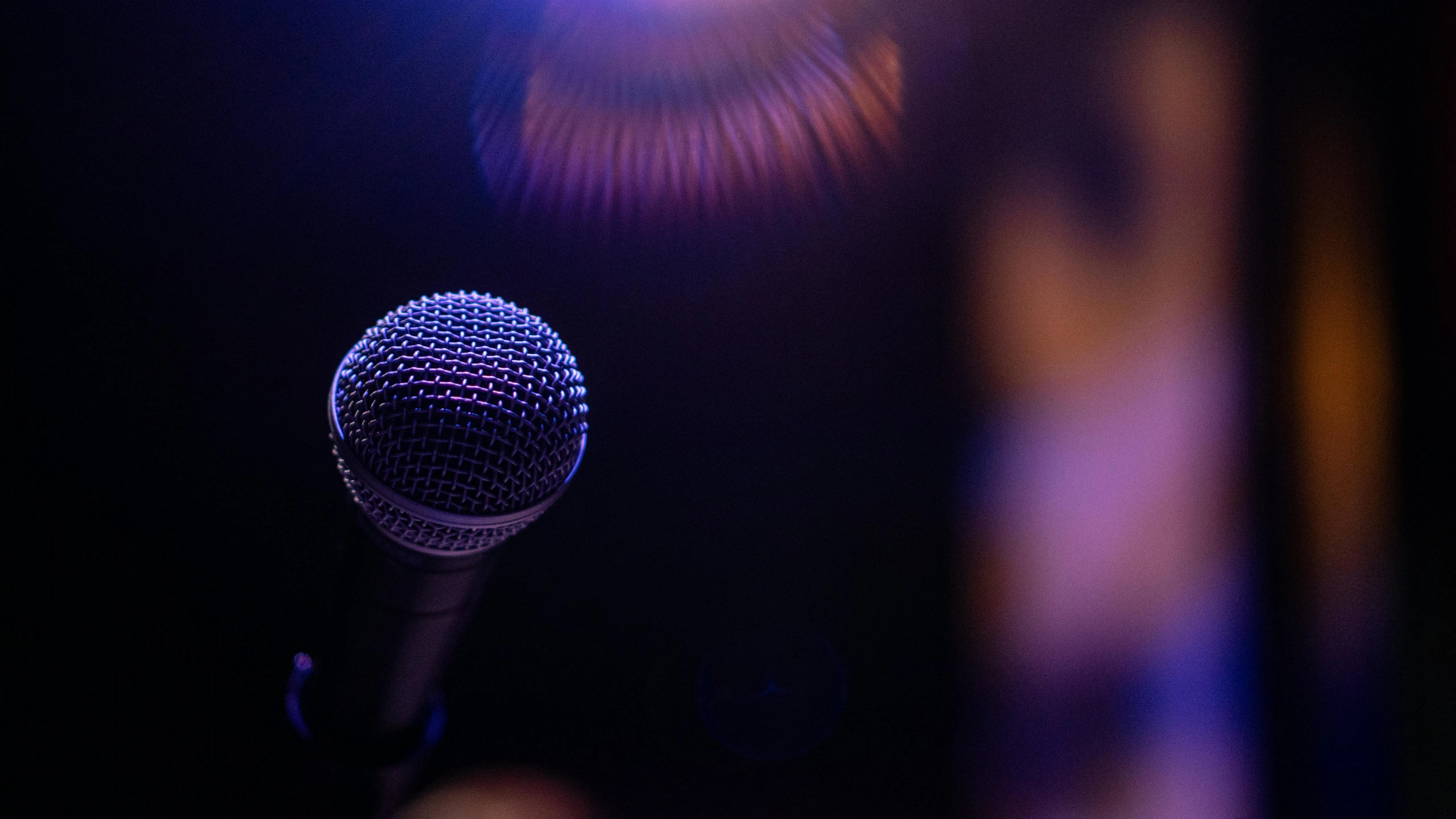 a microphone that is sitting on a stand