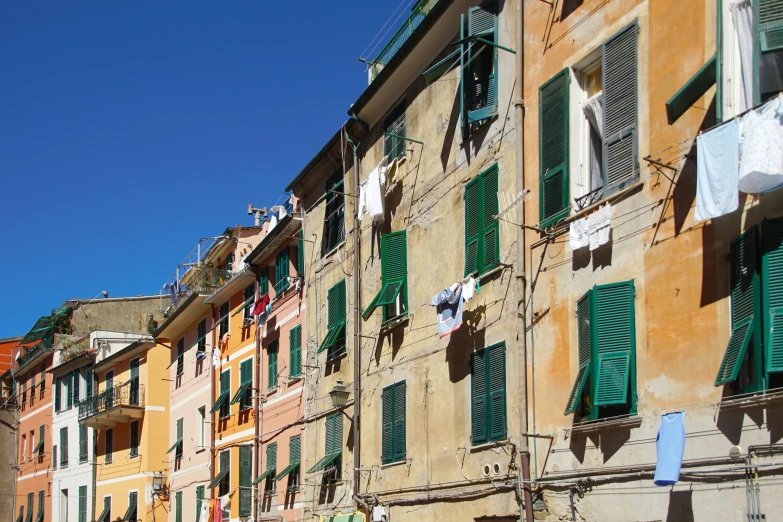 an image of a side view of buildings with clothes hanging out of them