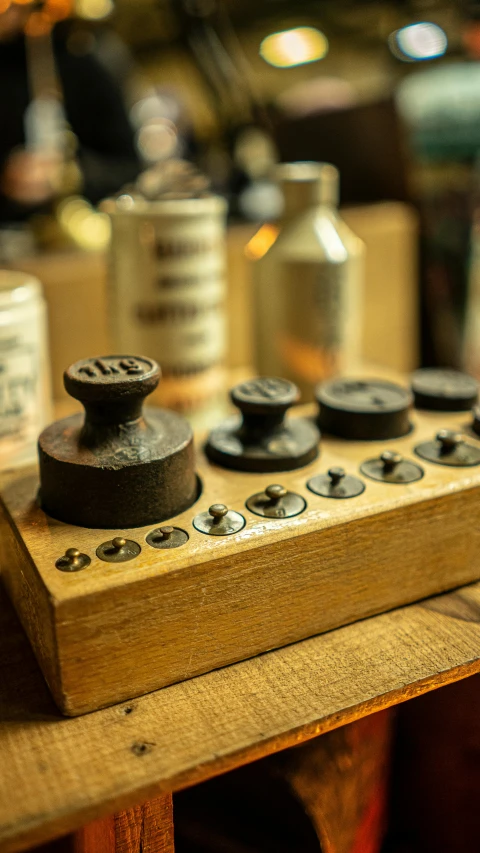 an old wood type machine with ons and wooden case