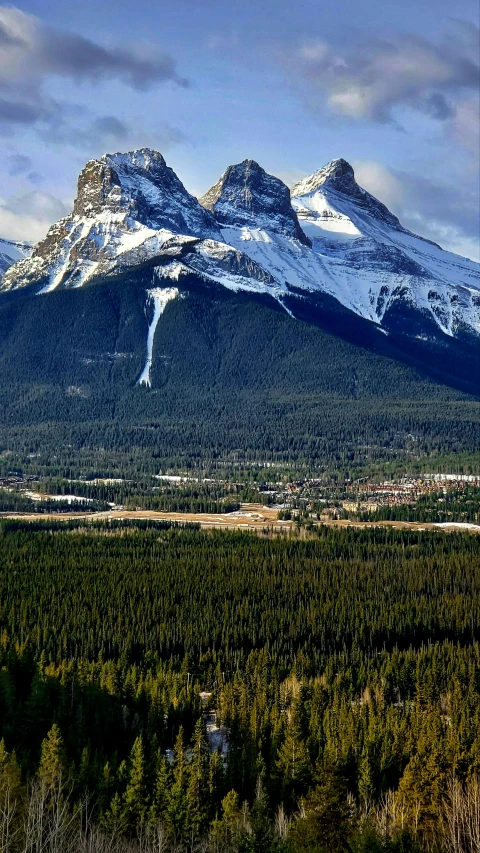 the large mountain range has snow covered peaks