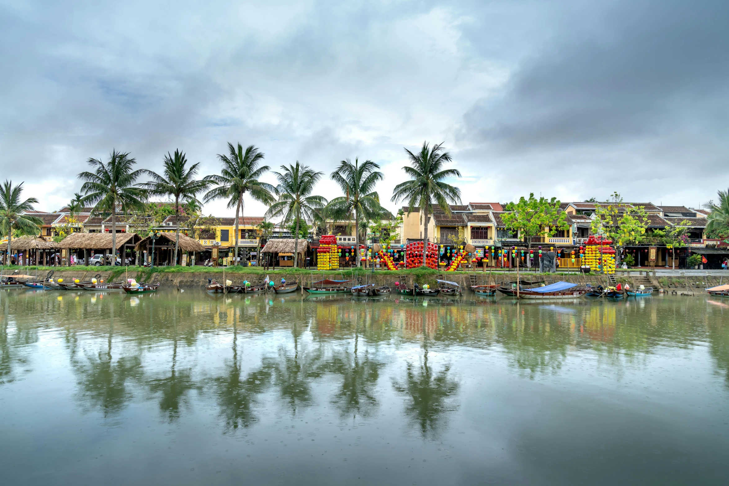 there are many houses near the water