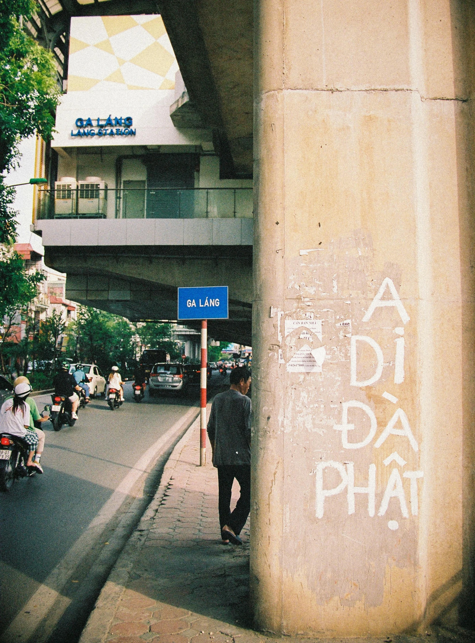 some graffiti writing on a large concrete structure