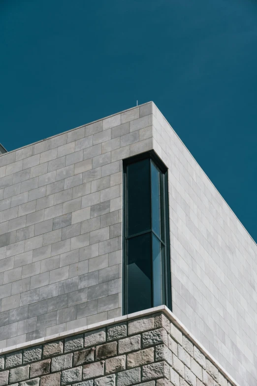 an outside corner of a building that has been made out of concrete