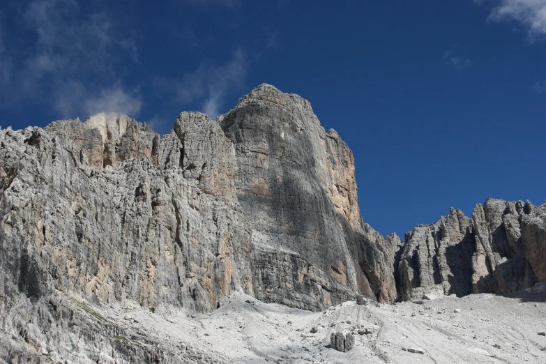 there are some very pretty mountains that can be seen