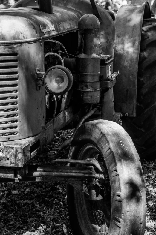 an old abandoned farm equipment sits in the grass