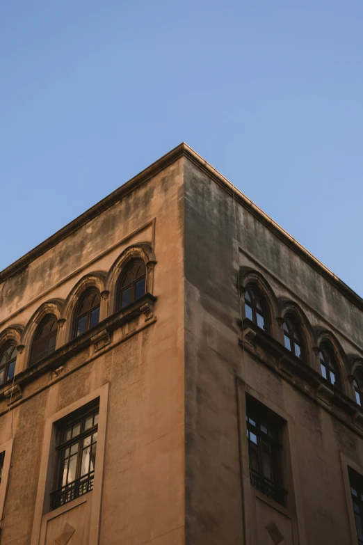 the top part of an old building with many windows