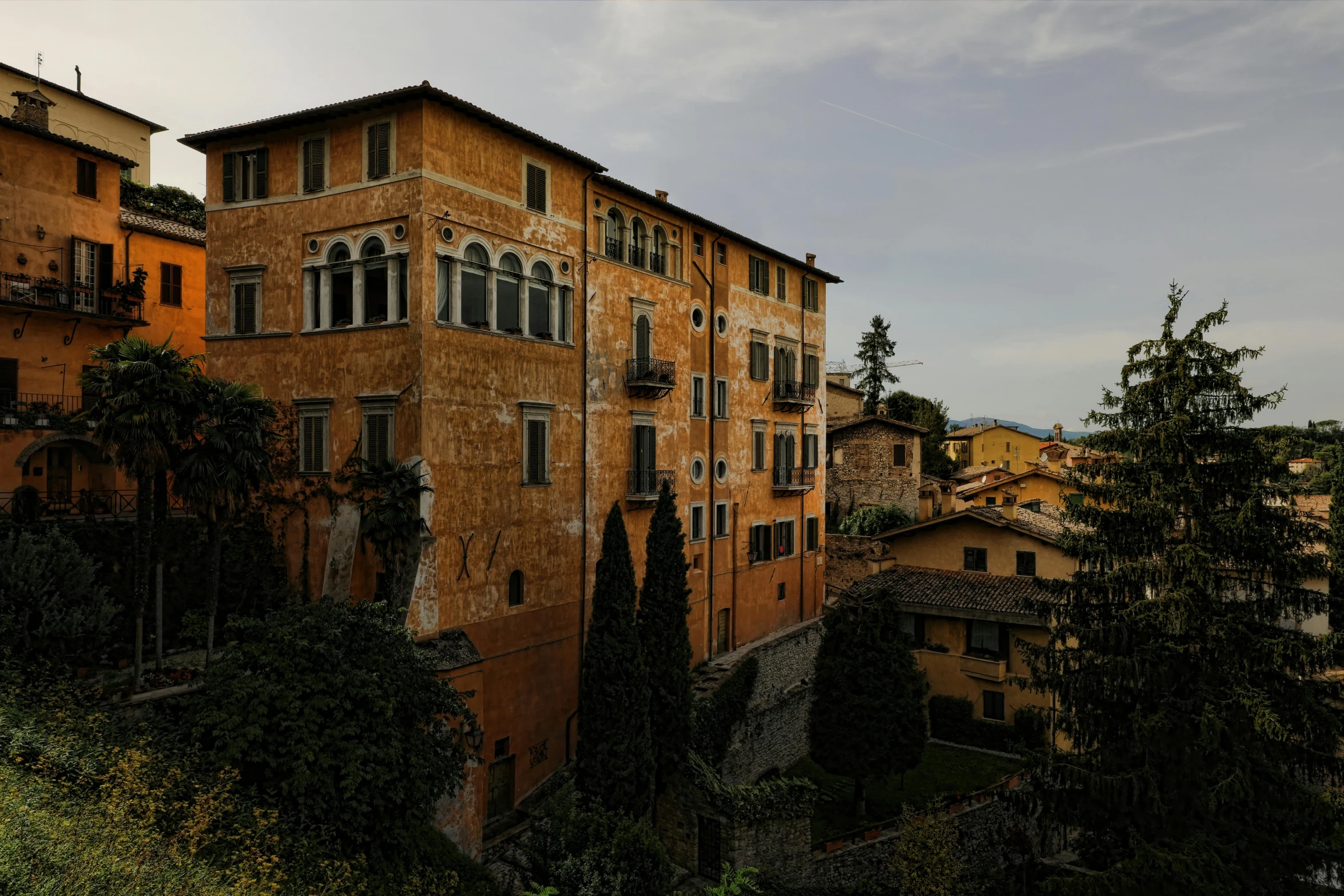 a building sitting in the middle of a forest filled area