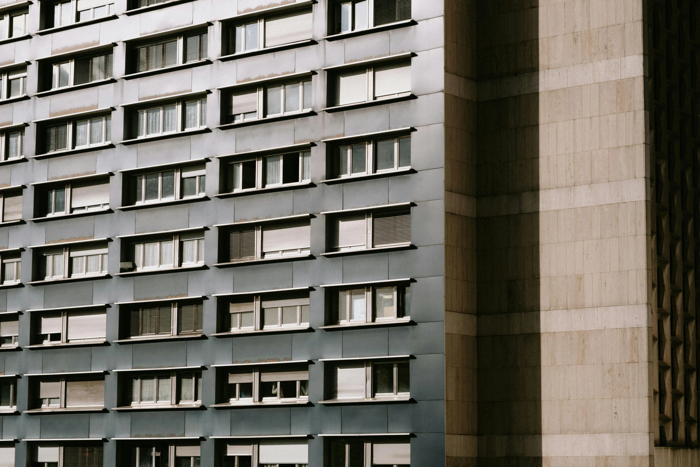 a building that has some windows in it