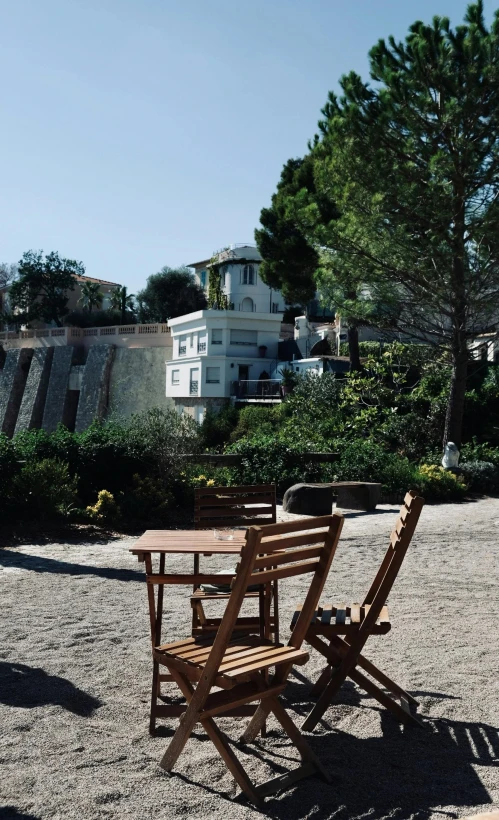 a table and two chairs sitting next to each other