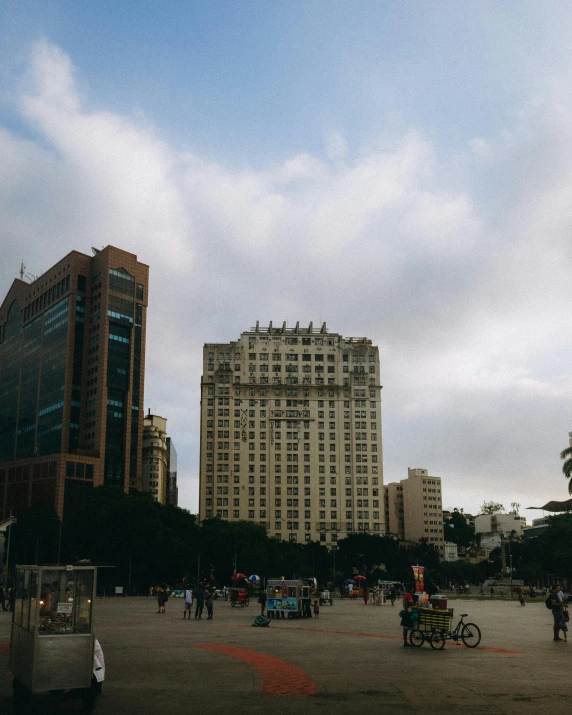 a po of a city square taken in the middle of a cloudy day