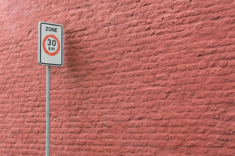 a street sign on an old wall that reads zone 30h