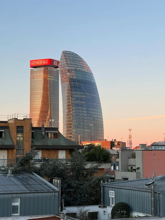 a very tall city building with some sky scrs