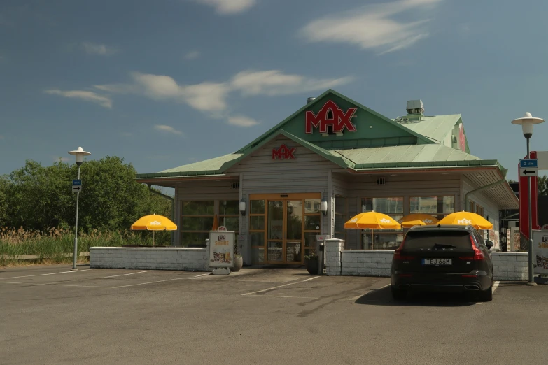 a car sitting in the driveway of a restaurant