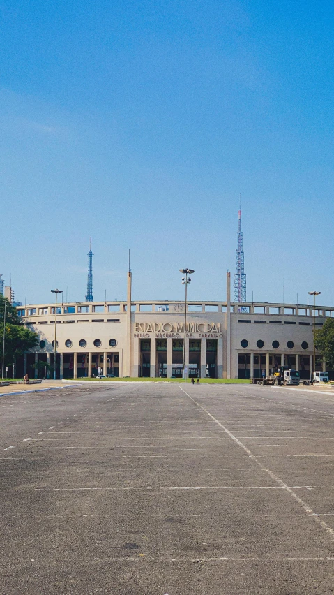 large building with multiple balconies sits empty in an area between two buildings