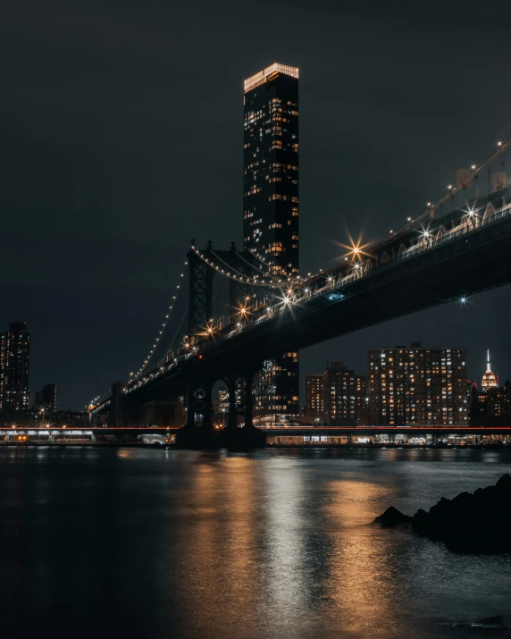 night view of the manhattan bridge and new york city