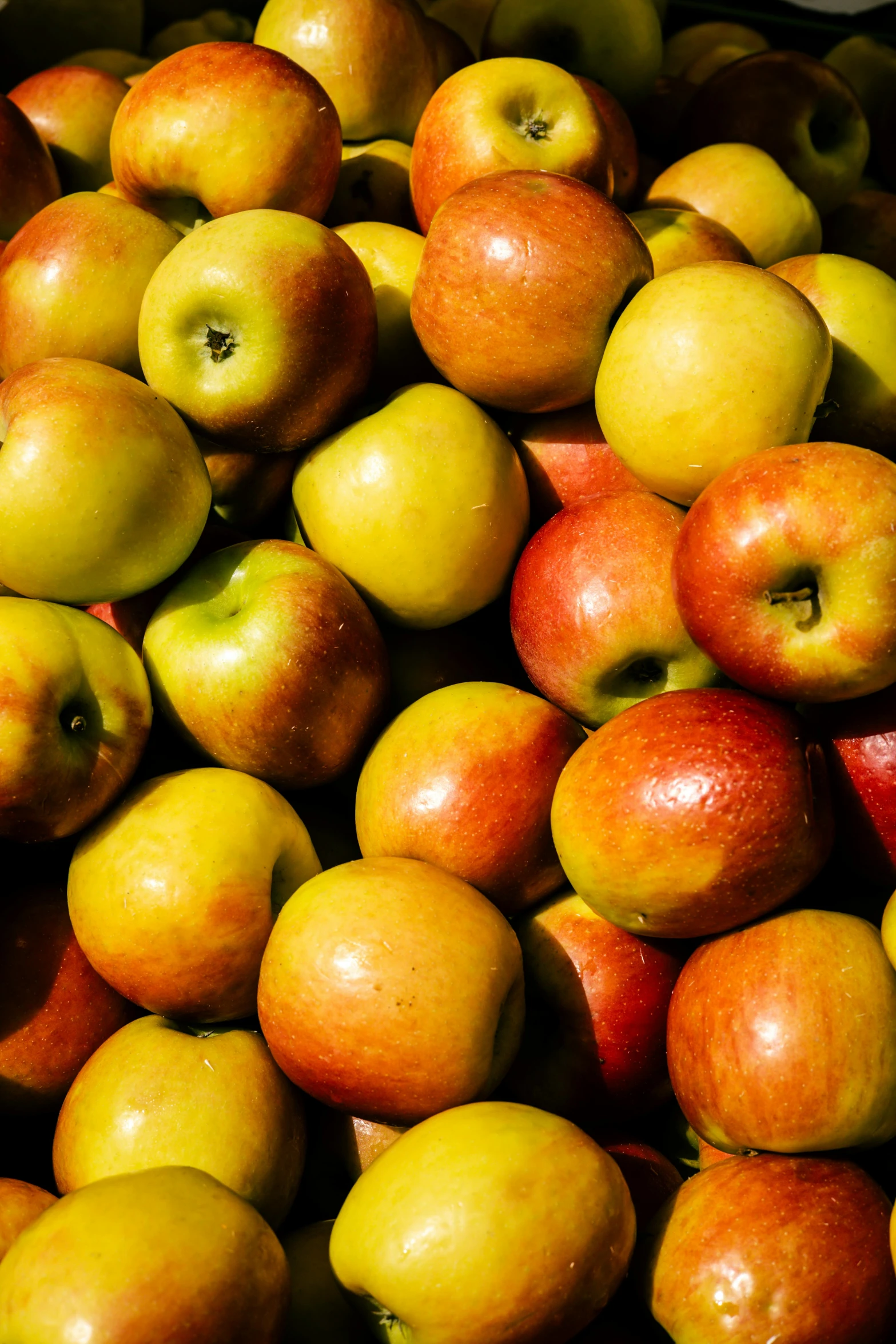 apples are stacked on top of each other