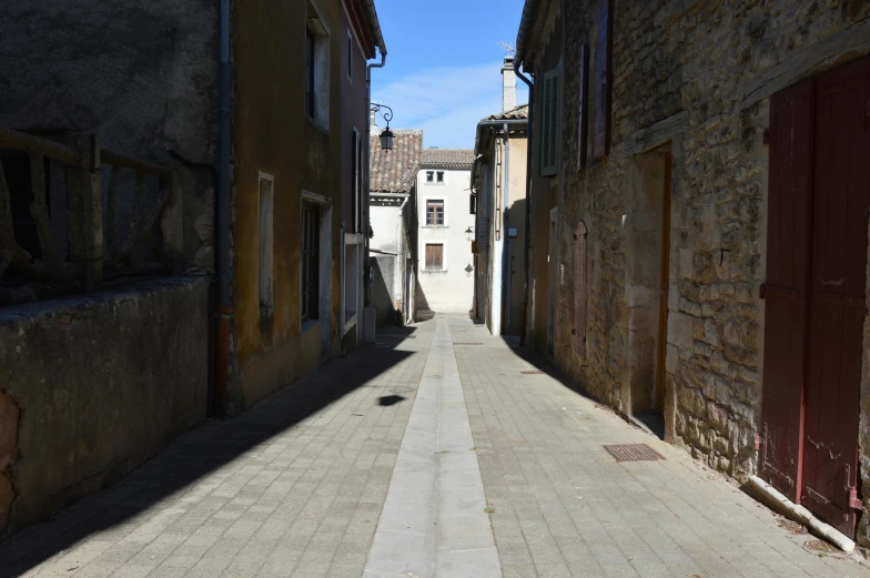 an alleyway is shown on the side with cobblestone